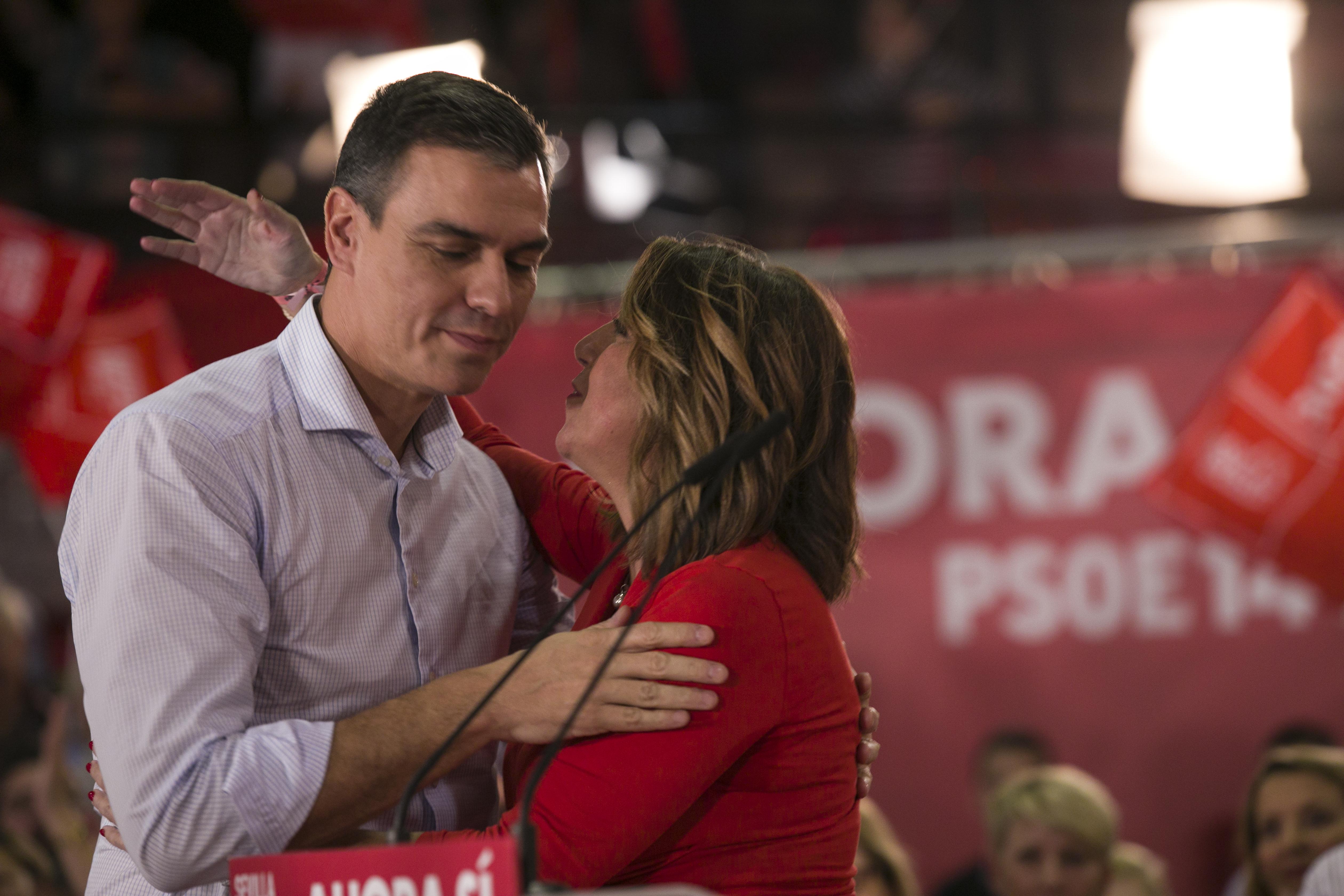  El secretario general del PSOE y presidente del Gobierno en funciones Pedro Sánchez (i) saluda a la secretaria general del PSOE A Susana Díaz (d) al principio de su intervención en el acto de inicio de campaña.