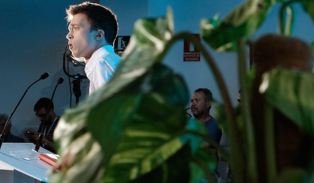 Íñigo Errejón, anoche en el mitin de arranque de campaña en Sevilla. CARLOS MÁRQUEZ/EP