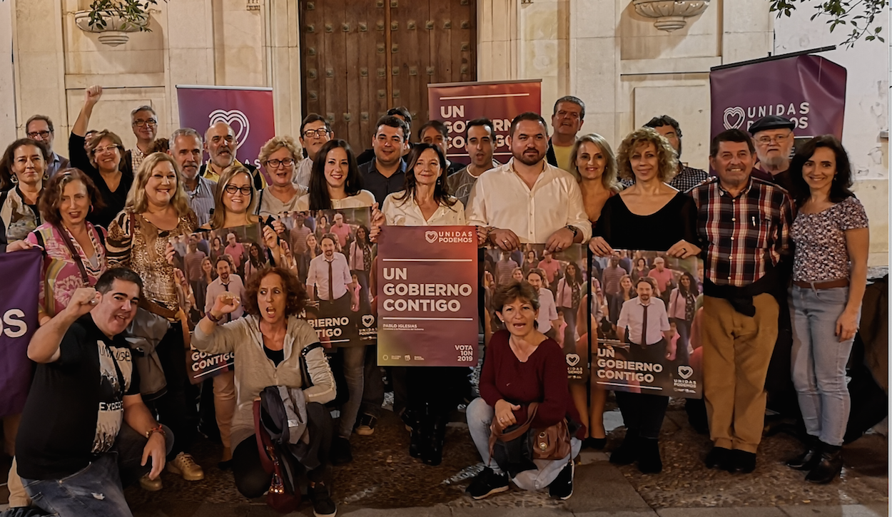 Foto de familia de simpatizantes y candidatos de Unidas Podemos por Sevilla.
