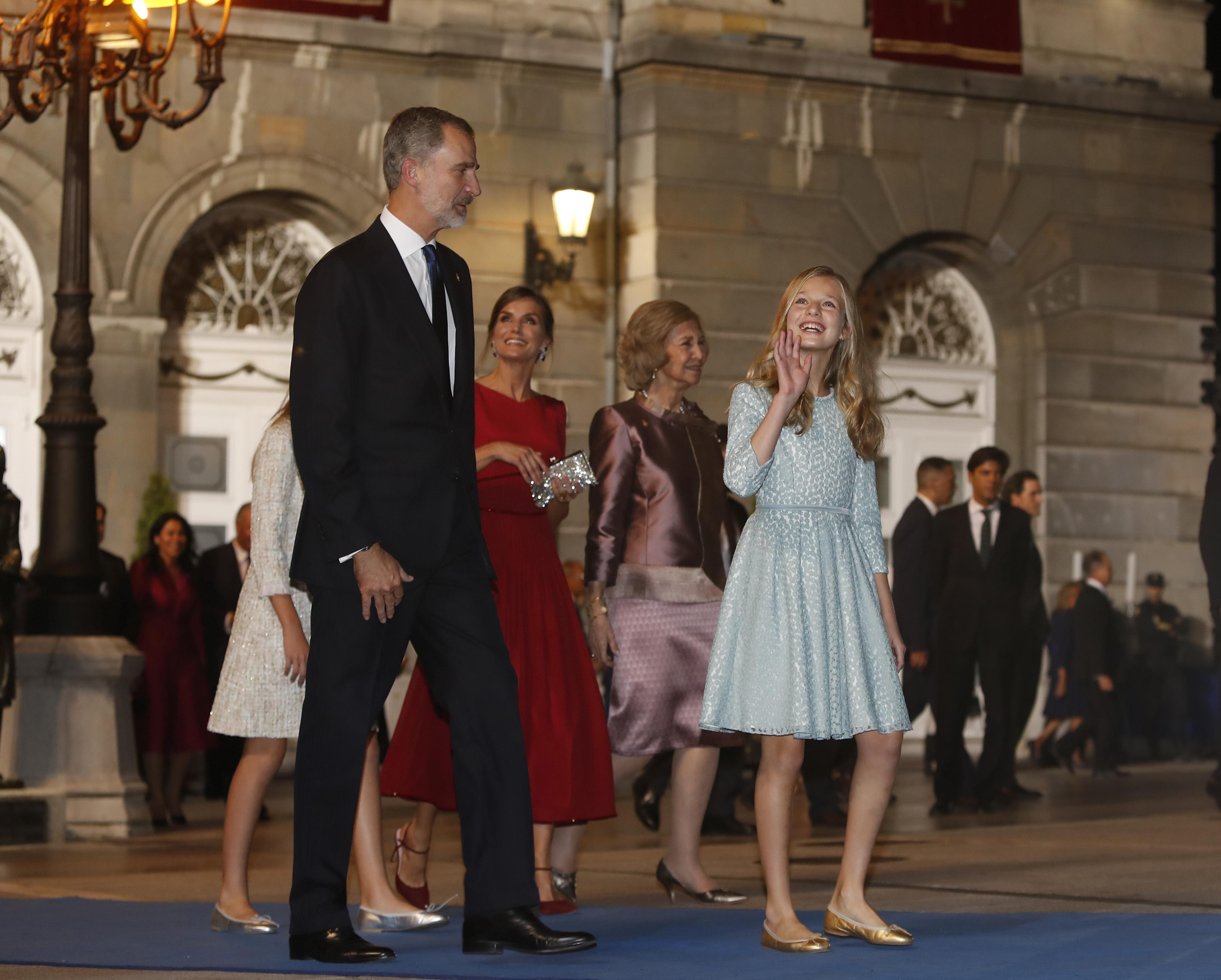 (I D) La infanta Leonor el Rey Felipe VI la Reina Letizia la Reina emérita Doña Sofía y la princesa Leonor a su salida del Teatro Campoamor tras la Ceremonia de entrega de los Premios Princesa de
