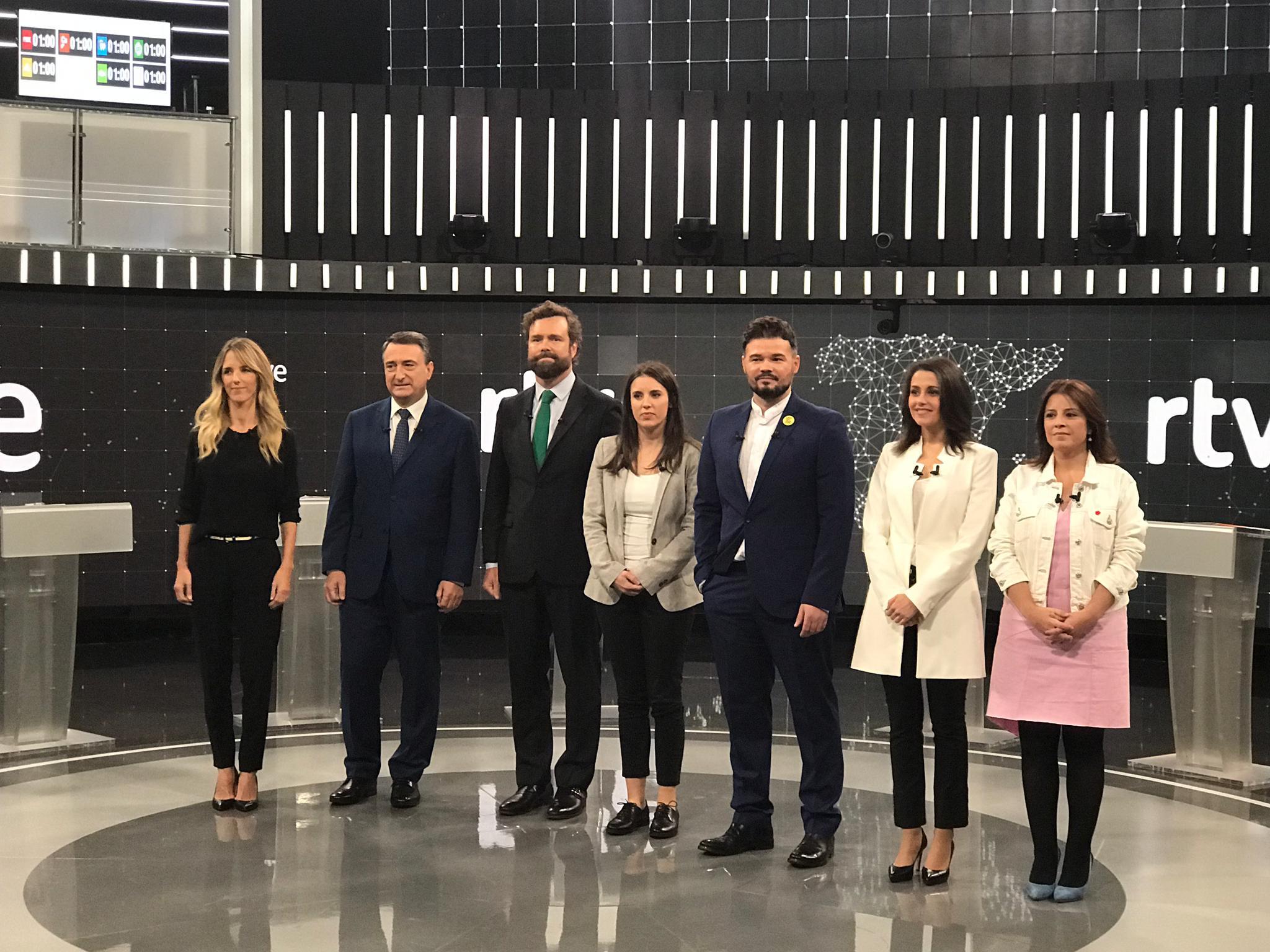 Los portavoces posan frente a las cámaras minutos antes del arranque del primer debate de esta campaña electoral