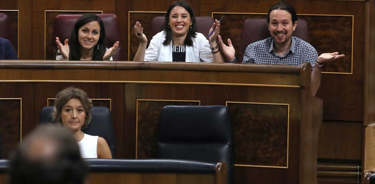 Los diputados de Unidos Podemos, Ione Belarra, Irene Montero y Pablo Iglesias, de izda a dcha, escuchan la intervención del presidente del Gobierno, Mariano Rajoy, durante la sesión de control al Gobierno, hoy en el Congreso de los Diputados. 