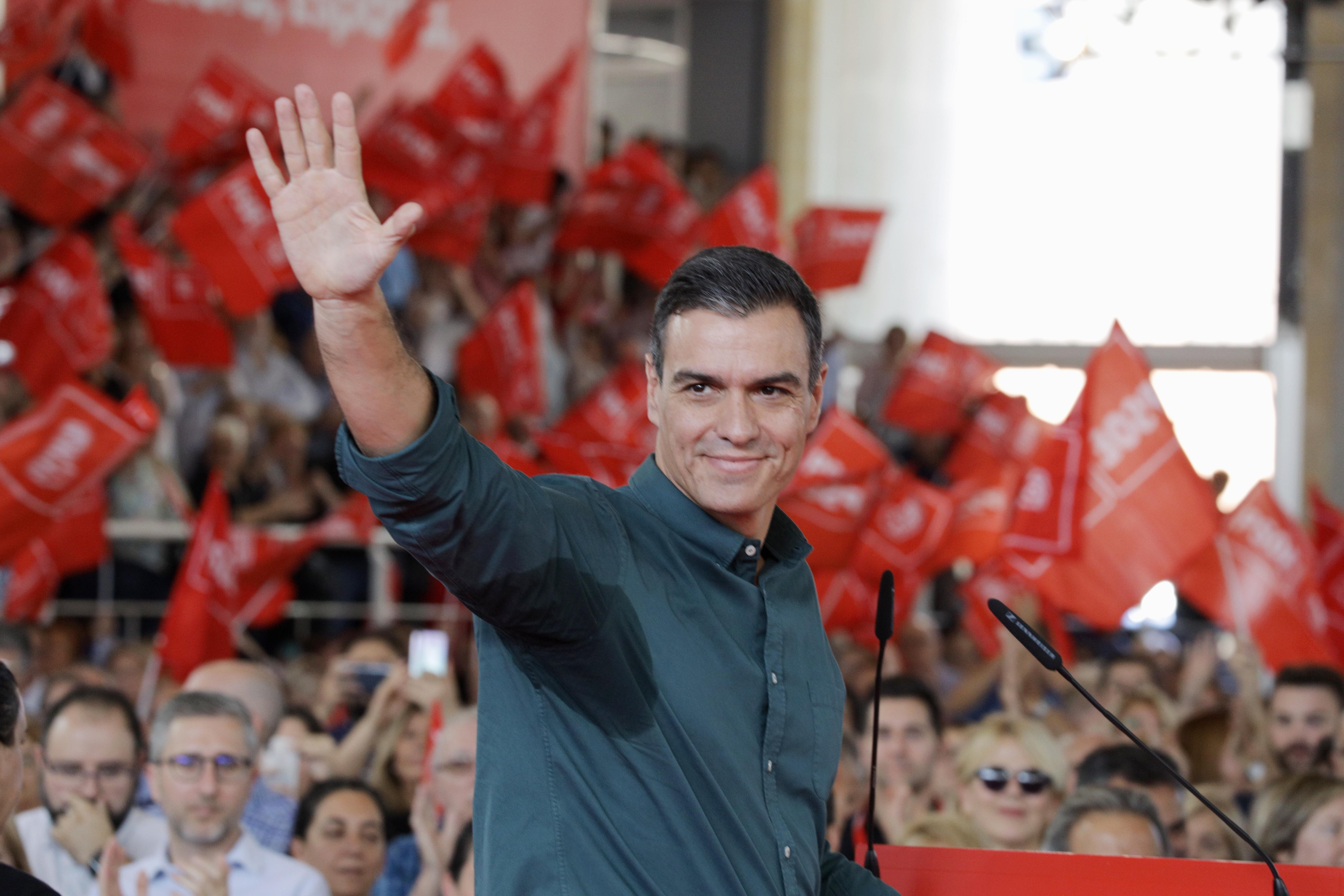 El presidente del Gobierno en funciones y candidato del PSOE al 10N Pedro Sánchez saluda en un mitin en Mislata (Valencia España) a 2 de noviembre de 2019 