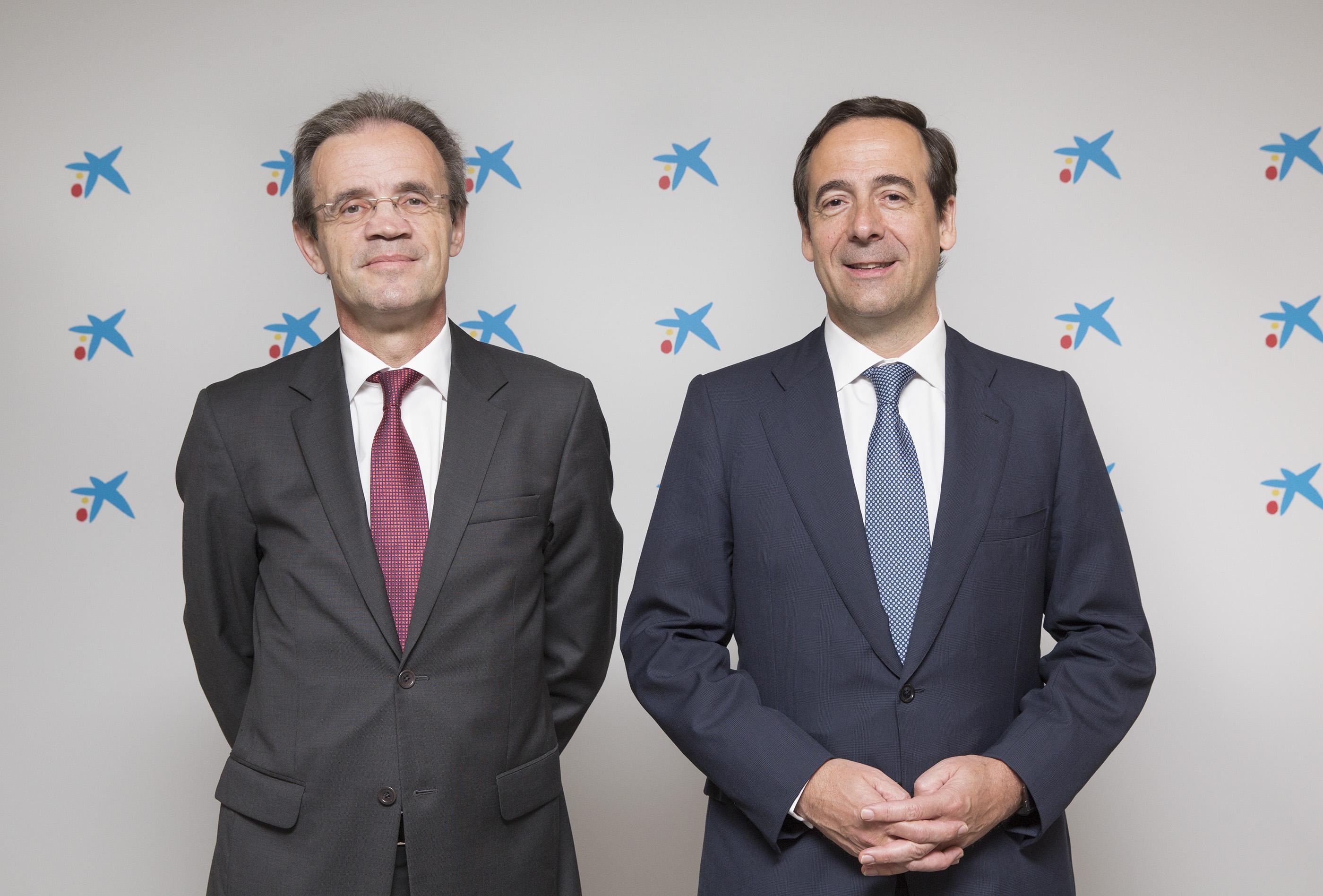 El presidente de CaixaBank, Jordi Gual y Gonzalo Gortázar, consejero delegado