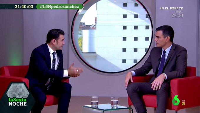 Pedro Sánchez (derecha) siendo entrevistado por Iñaki López en 'La Sexta Noche'. 
