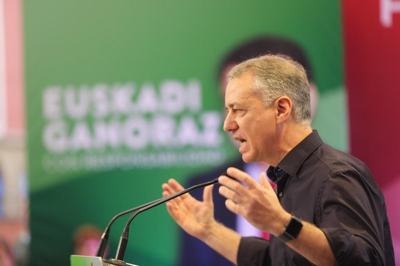 El Lehendakari Iñigo Urkullu durante su intervención en un mitin electoral del PNV en Barakaldo (Bizkaia). EP