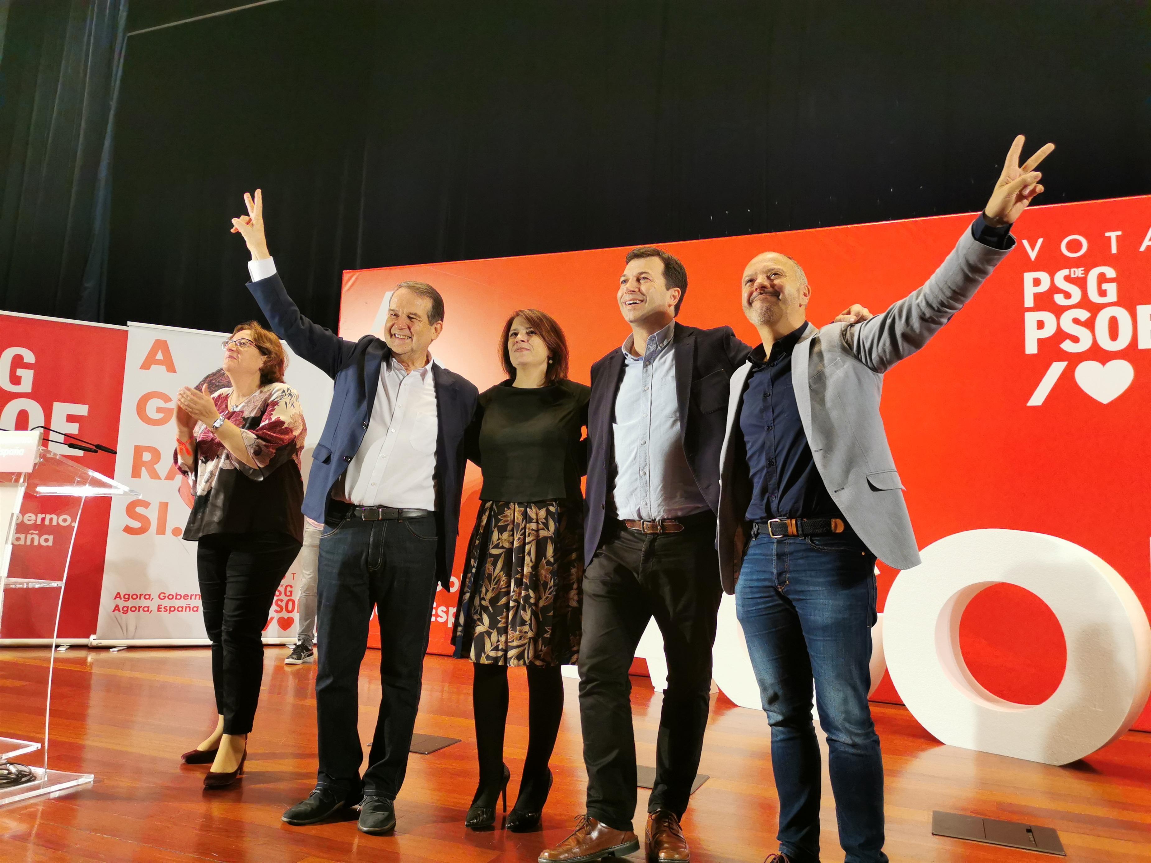 La portavoz del PSOE en el Congreso Adriana Lastra en un mitin junto al alcalde de Vigo Abel Caballero y el secretario xeral del PSdeG Gonzalo Caballero. EP