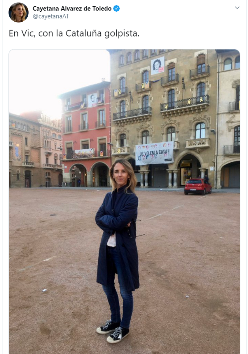 Álvarez de Toledo posa frente al Ayuntamiento de Vic