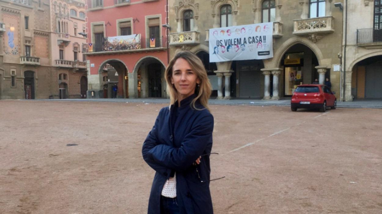 Cayetana posa ante el Ayuntamiento de Vic