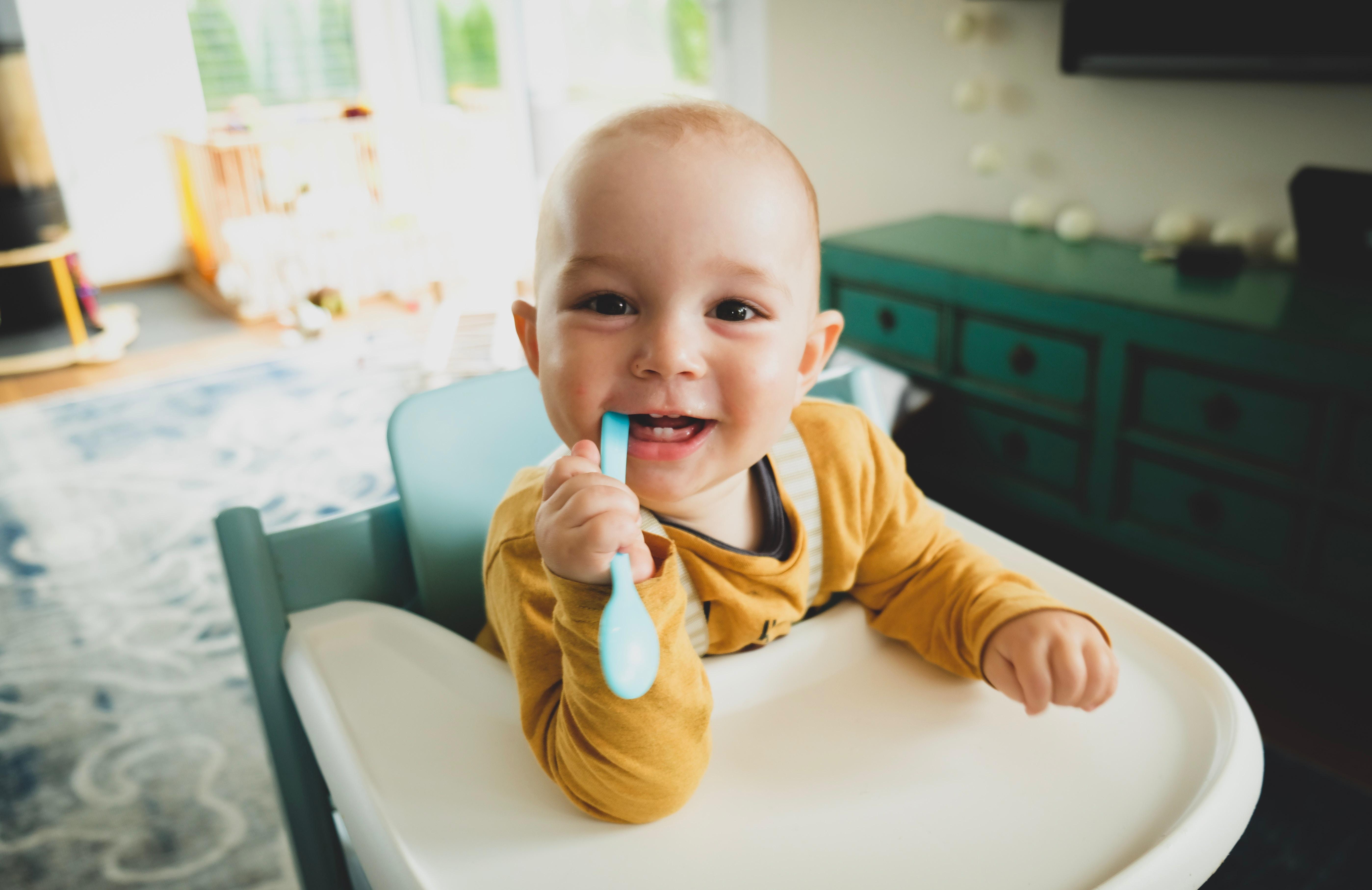 Un bebé, después de disfrutar de un potito. Fotografía de Christian Hermann en Unsplash