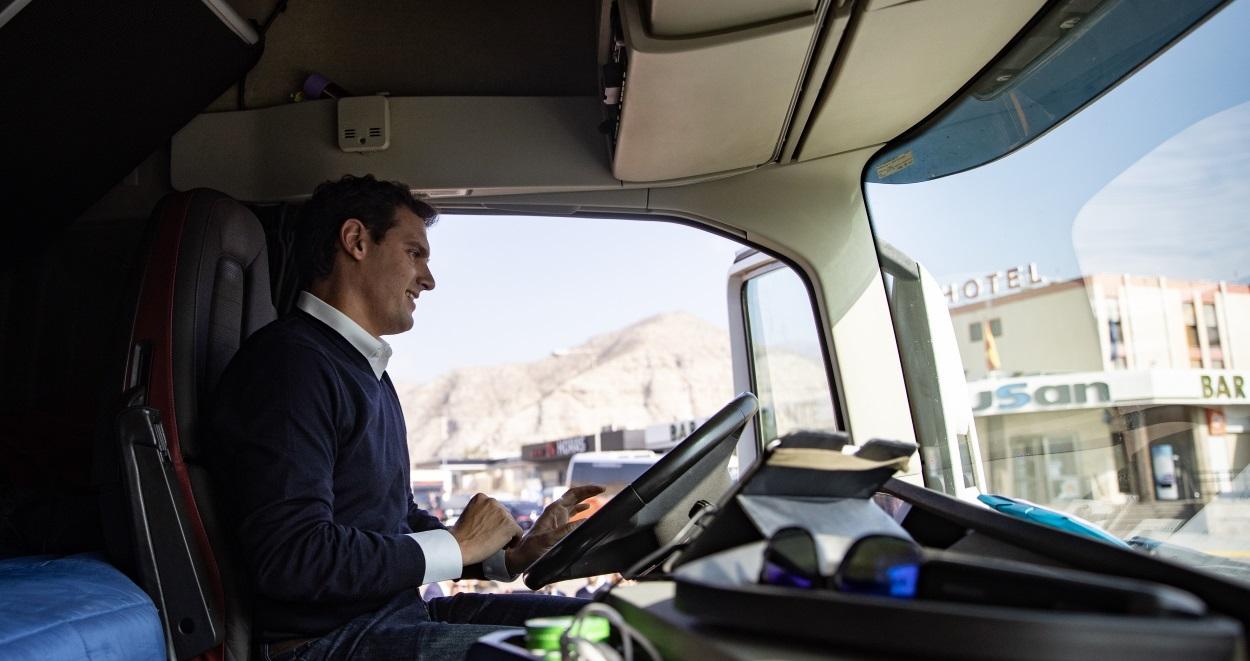 Albert Rivera conduciendo un camión