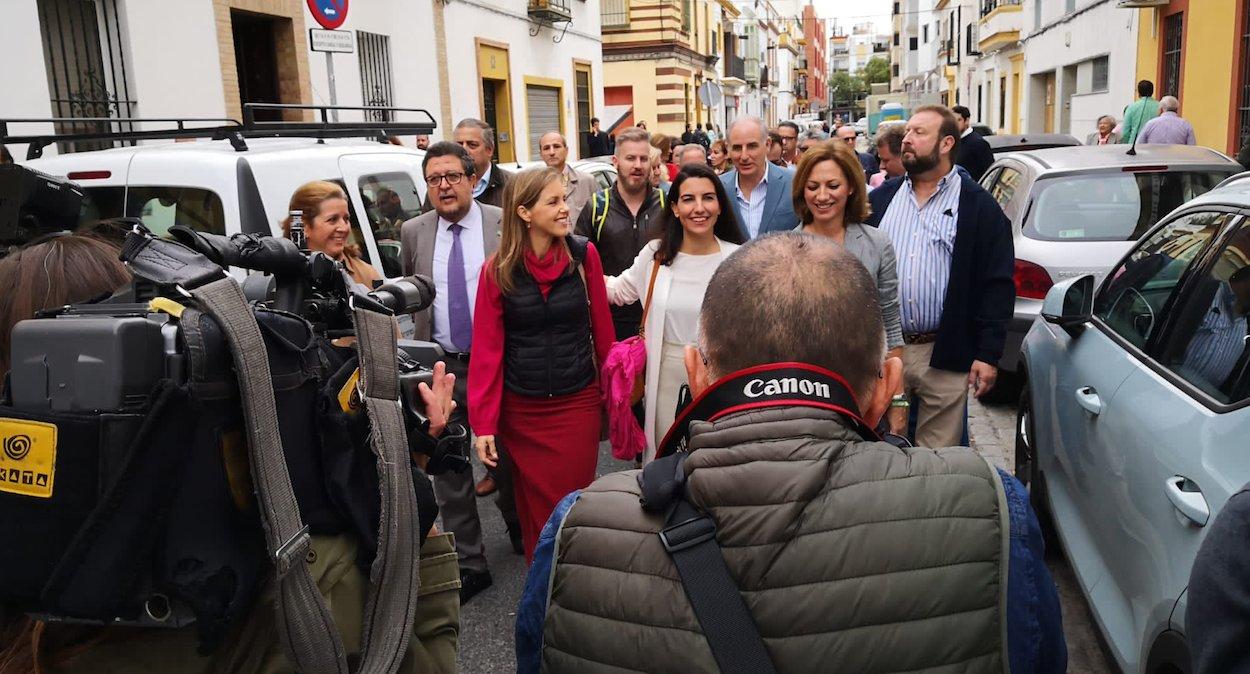 La comitiva de Vox en su recorrido por la Macarena.