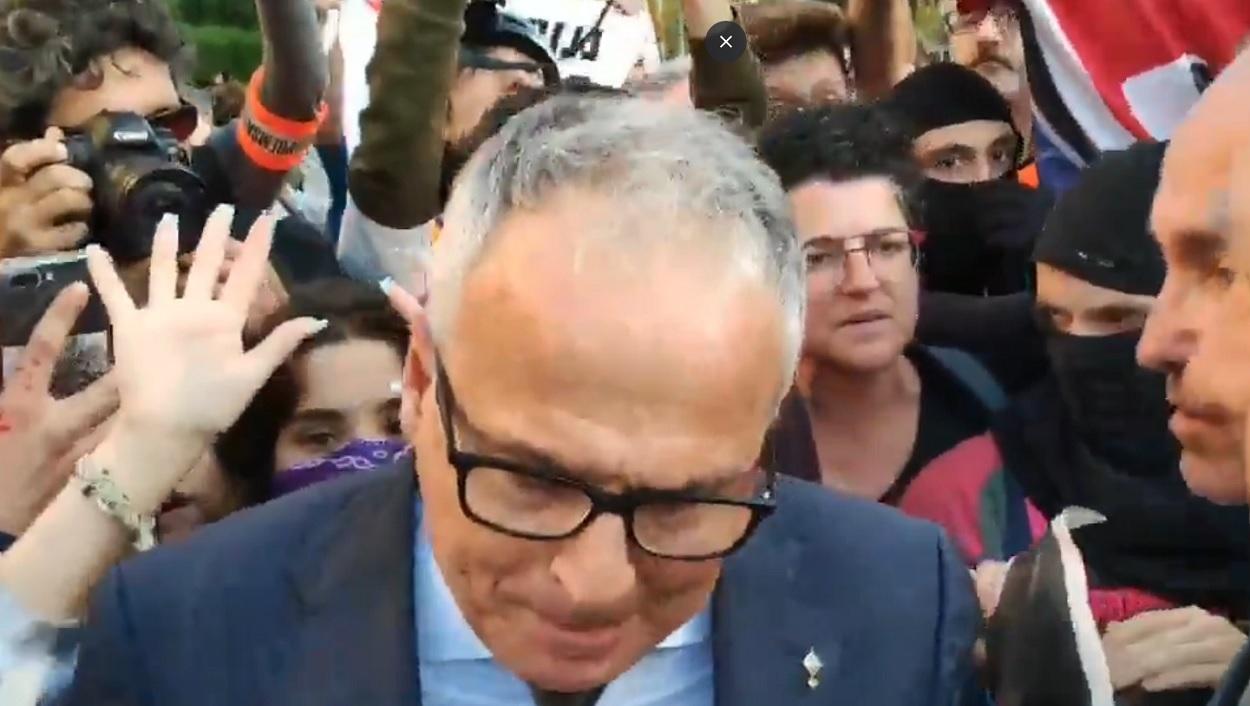 Josep Bou es agredido a la entrada de los premios Princesa de Girona