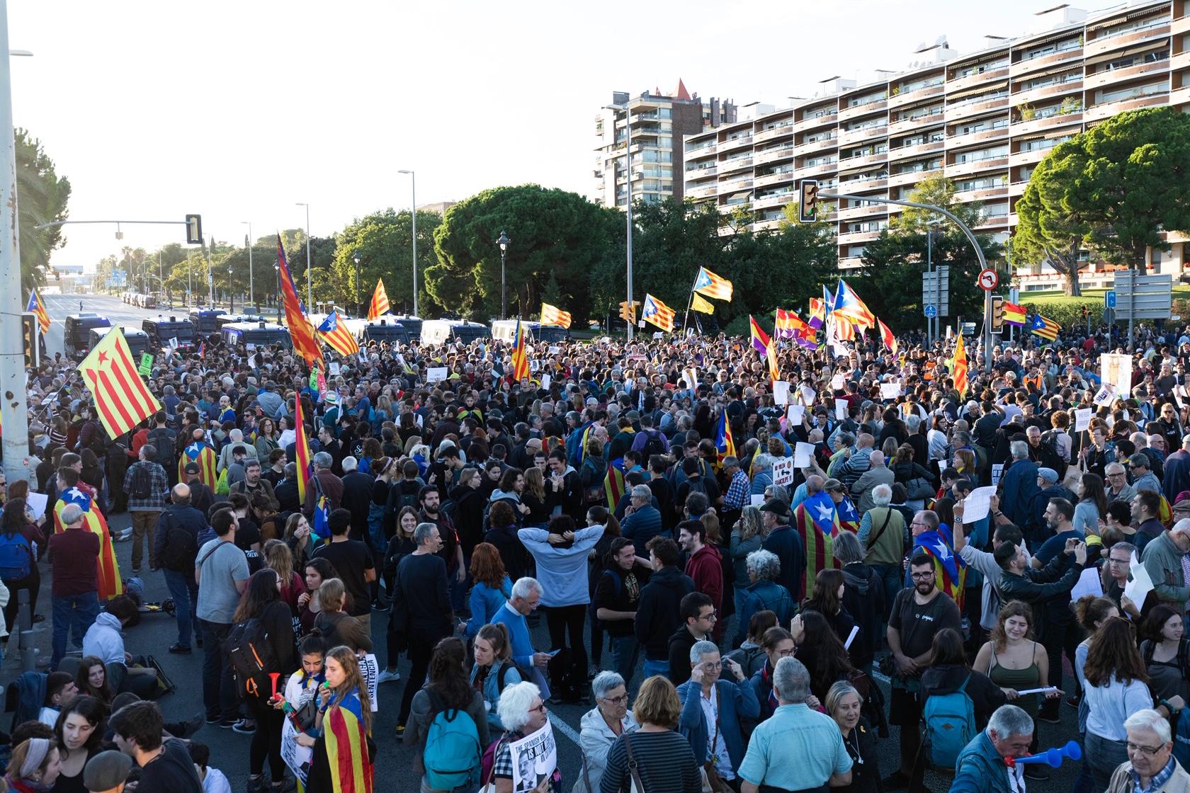Manifestantes en la Diagonal cerca del Palau de Congressos donde tiene lugar el acto de los Premios de la Fundación Princesa de Girona. EP