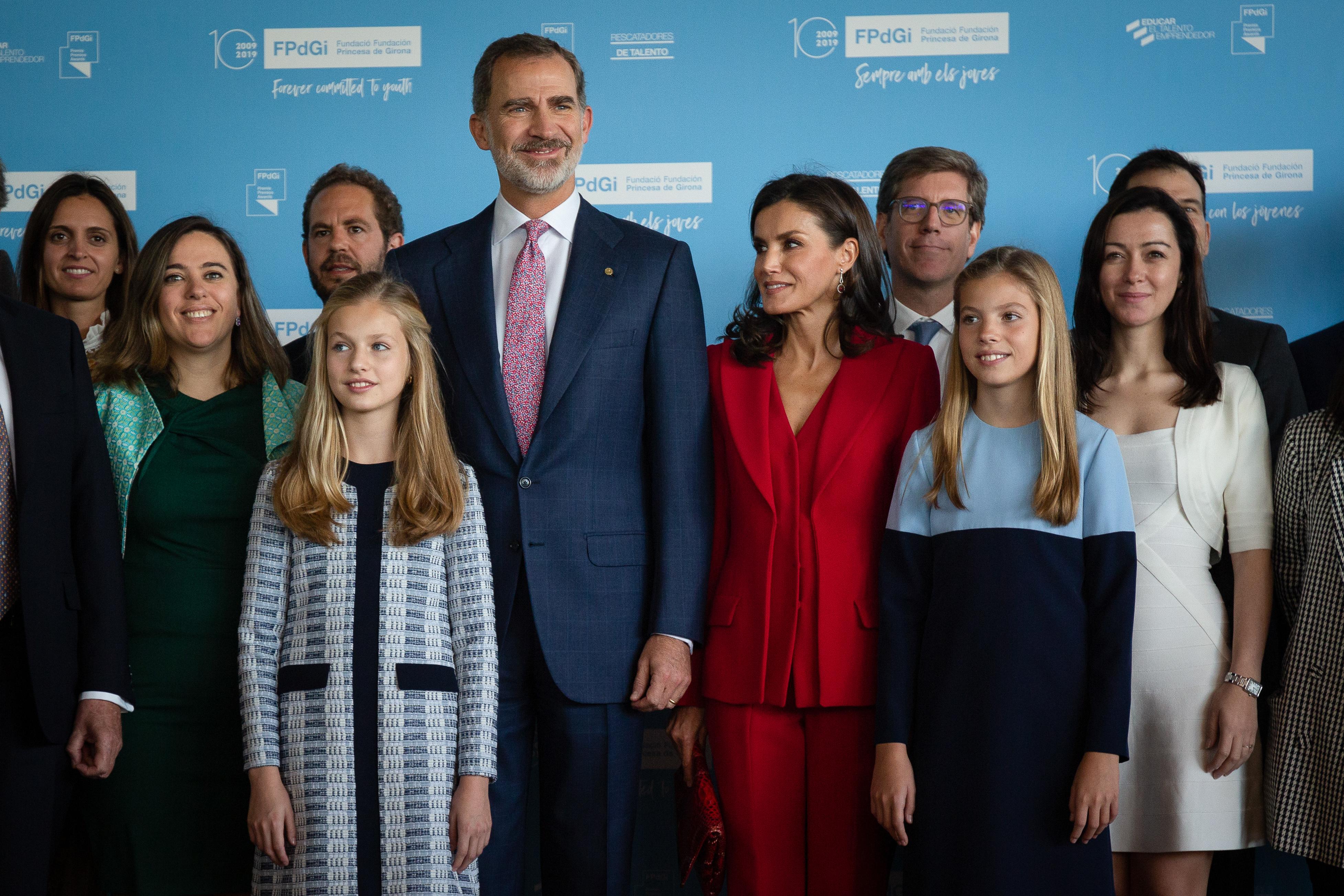 EuropaPress 2467066 El Rey Felipe VI (centro con corbata rosa) la Reina Letizia (con traje rojo) la Infanta Sofía (junto a las Reina) y la Princesa Leonor (junto al Rey) posan junto a los premiados por la Fundació P