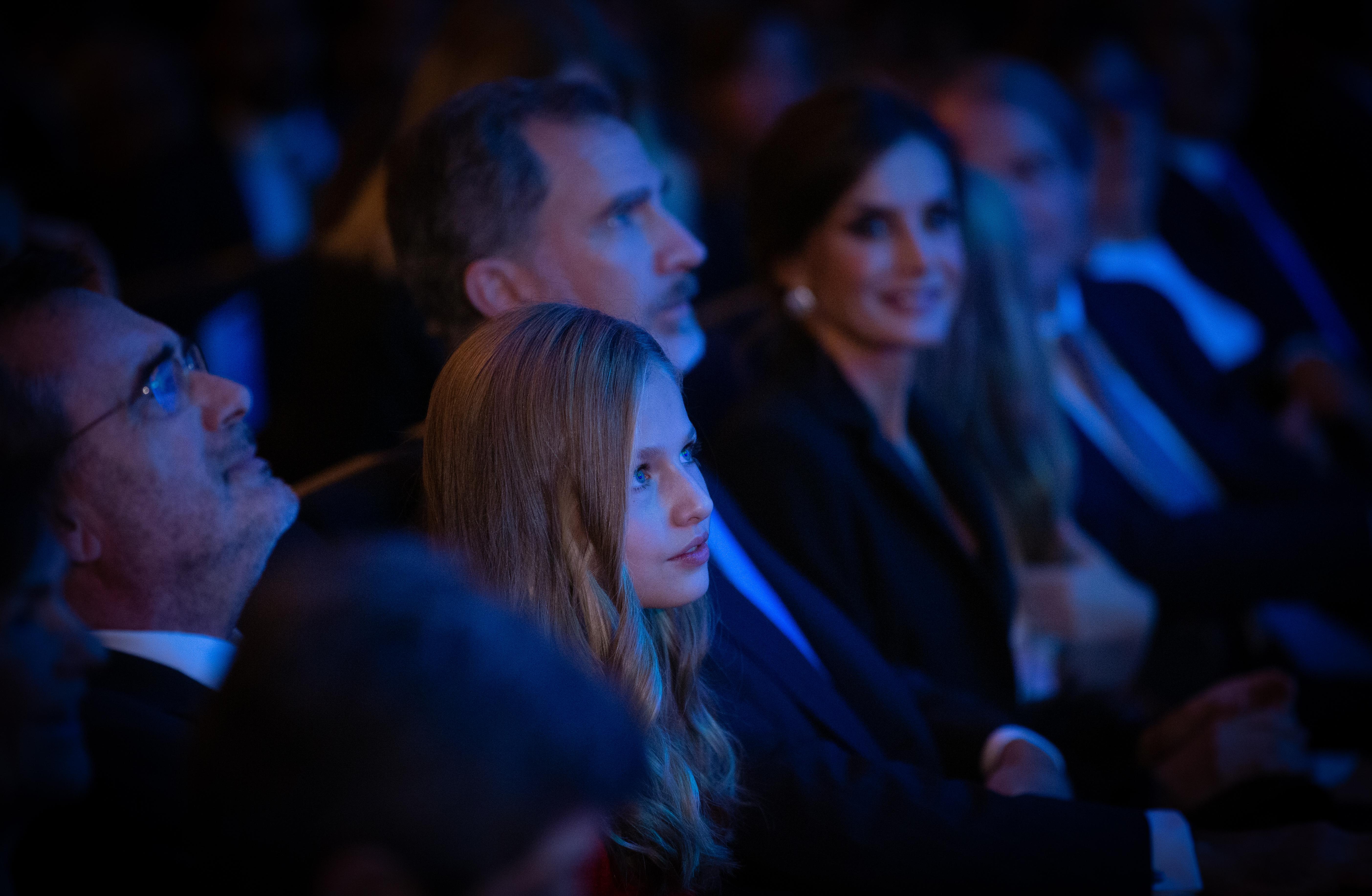 La Princesa Leonor el Rey Felipe y la Reina Letizia durante los Premios de la FPdGi y el X aniversario en el Palacio de Congresos de Barcelona (España) el 4 de noviembre de 2019 