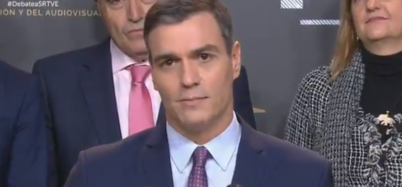 Pedro Sánchez durante la rueda de prensa posterior al debate a cinco. Fuente: Twitter.