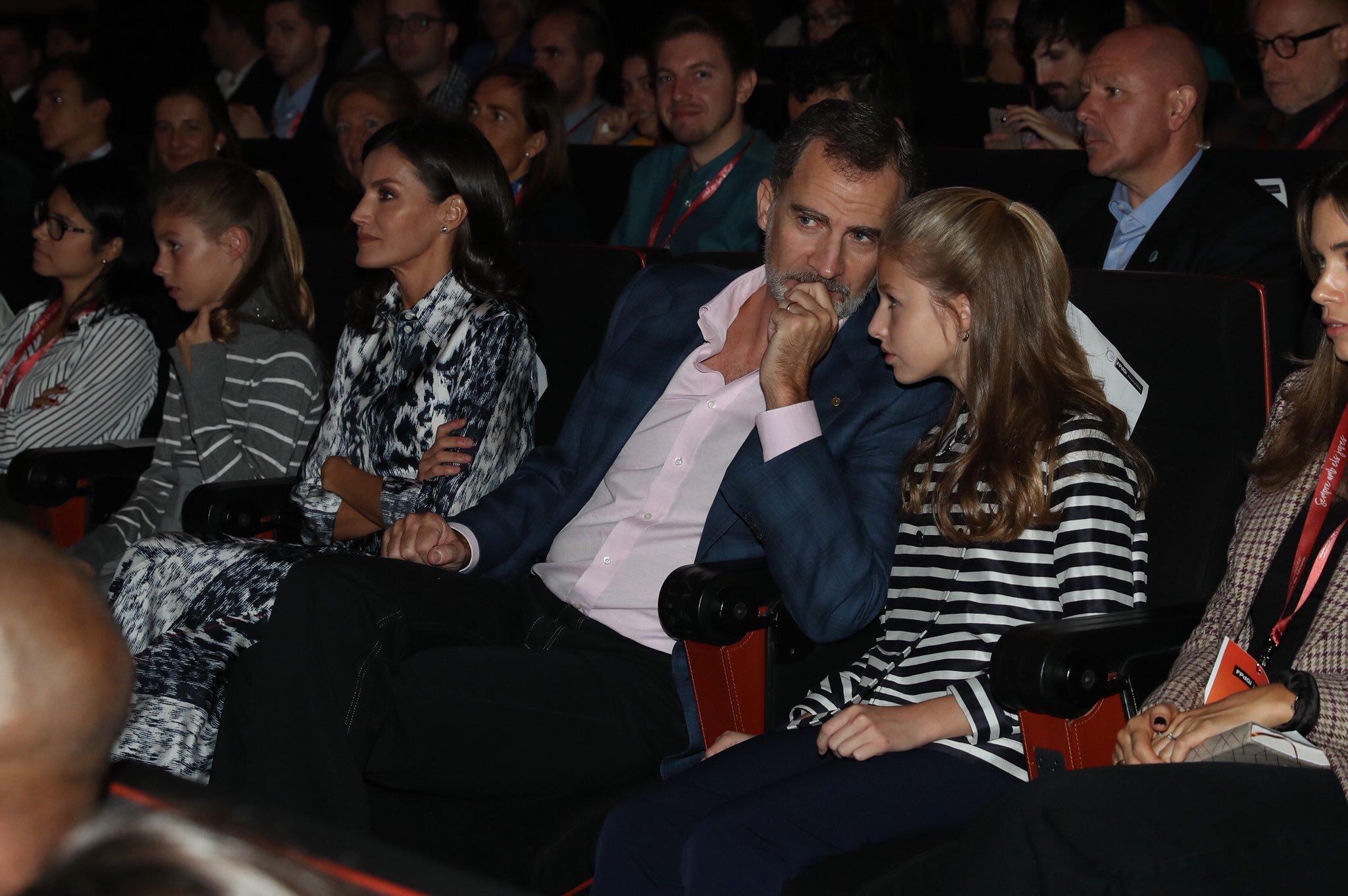 El Rey habla con la Princesa Leonor. Casa Real