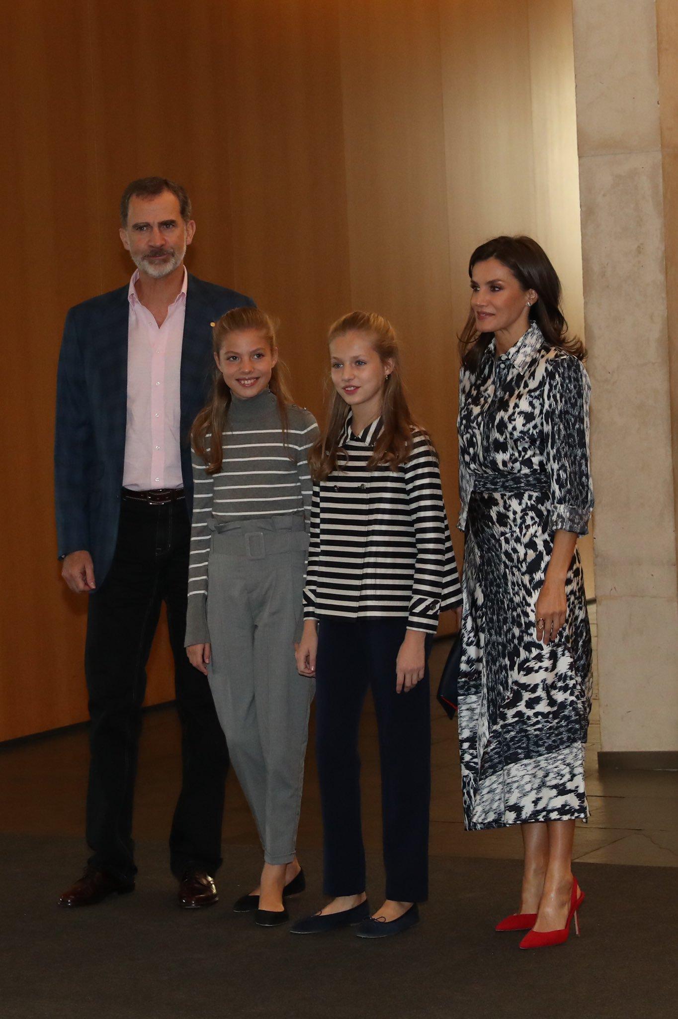 Los Reyes posan junto a sus hijas, Sofía y Leonor. Casa Real