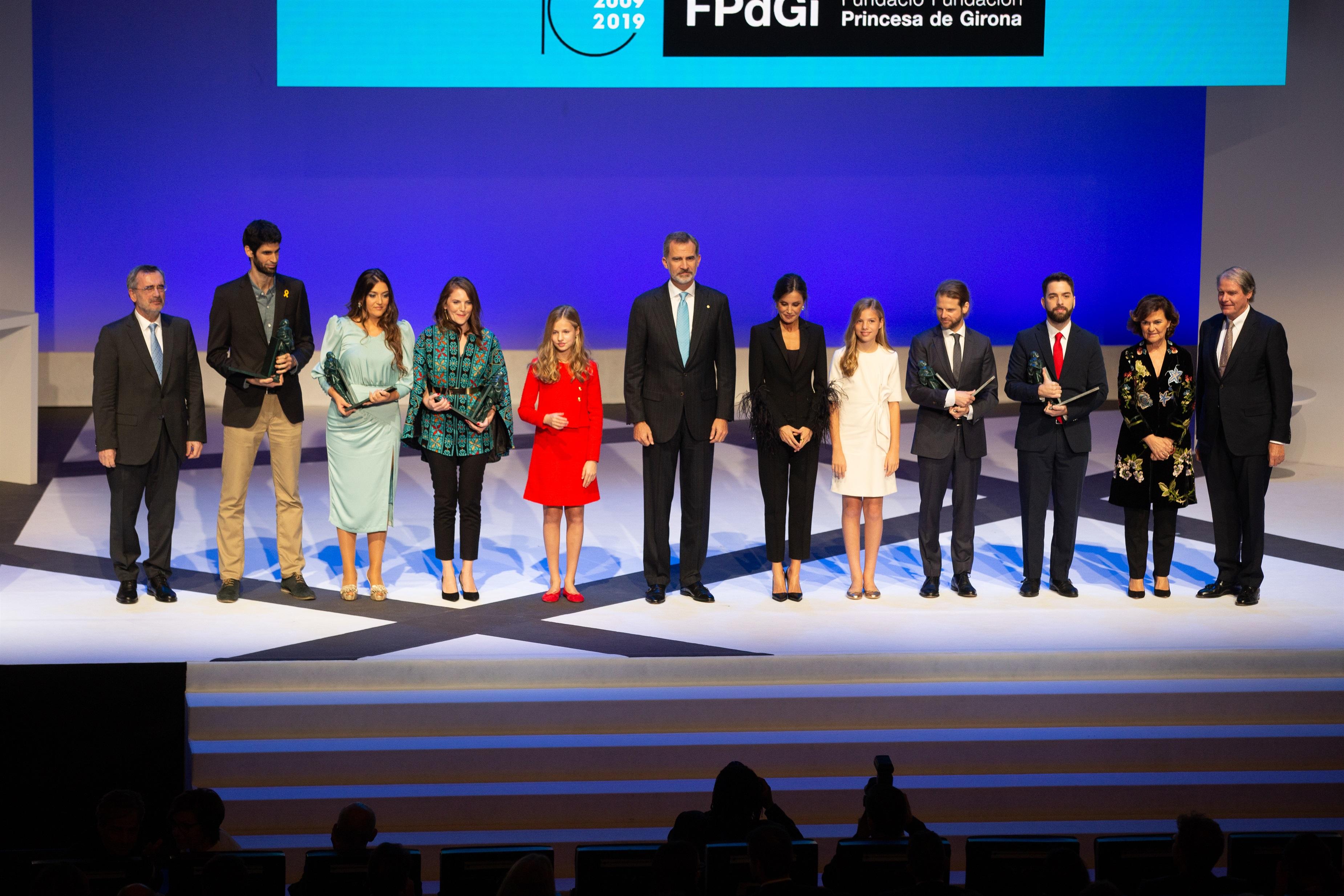 Los premiados por la Fundación Princesa de Girona (FPdGi) junto a la Familia Real, este lunes. EP