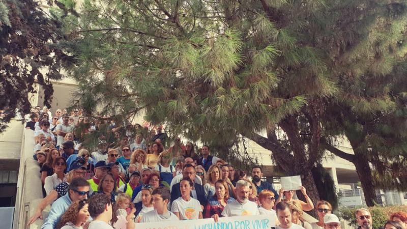 Manifestación de Aspanoma frente a la falta de recursos del Hospital Materno de Málaga. Facebook