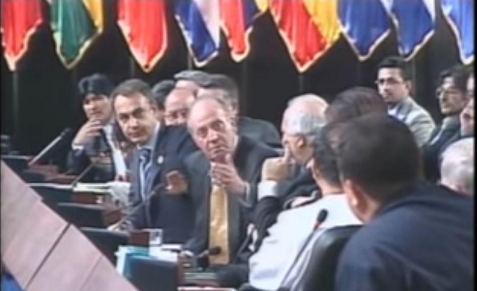 El rey Juan Carlos I junto a Zapatero y Chávez