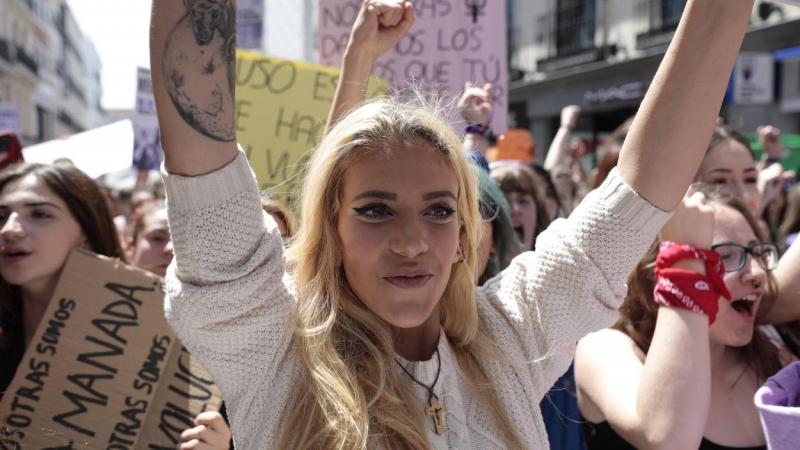 Valeria Quer, hermana de Diana Quer, portando una pancarta durante la manifestación en Madrid contra la sentencia de 'La Manada'