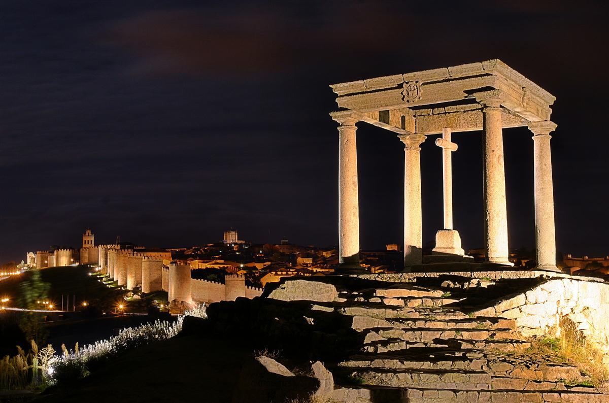 Los Cuatro Postes, con Ávila y su Muralla detrás. TURISMO ÁVILA