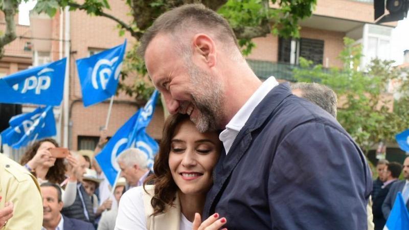 Isabel Díaz Ayuso se abraza con Pedro García Aguado