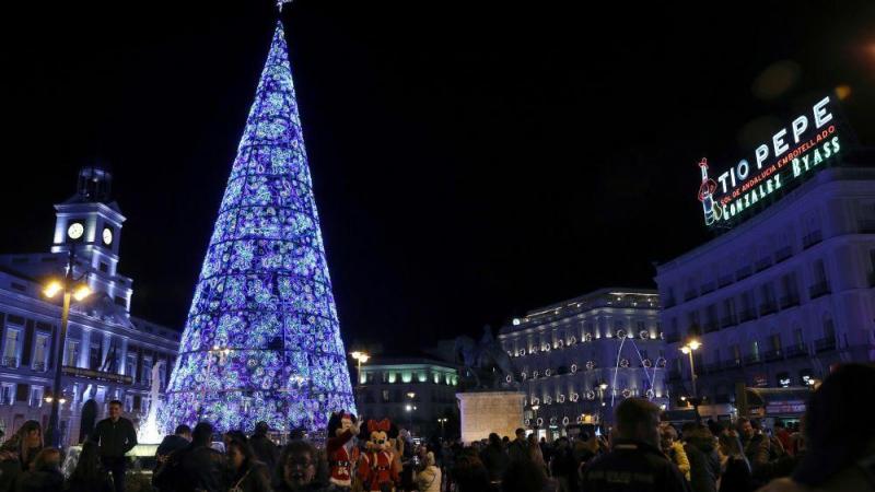 Árbol luminoso Puerta del Sol. Fuente Antena 3 Árbol luminoso Puerta del Sol. Fuente Antena 3