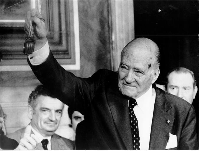 Josep Tarradellas, diputado de ERC en su juventud y marqués de Tarradellas en su vejez. Josep Tarradellas, diputado de ERC en su juventud y marqués de Tarradellas en su vejez.