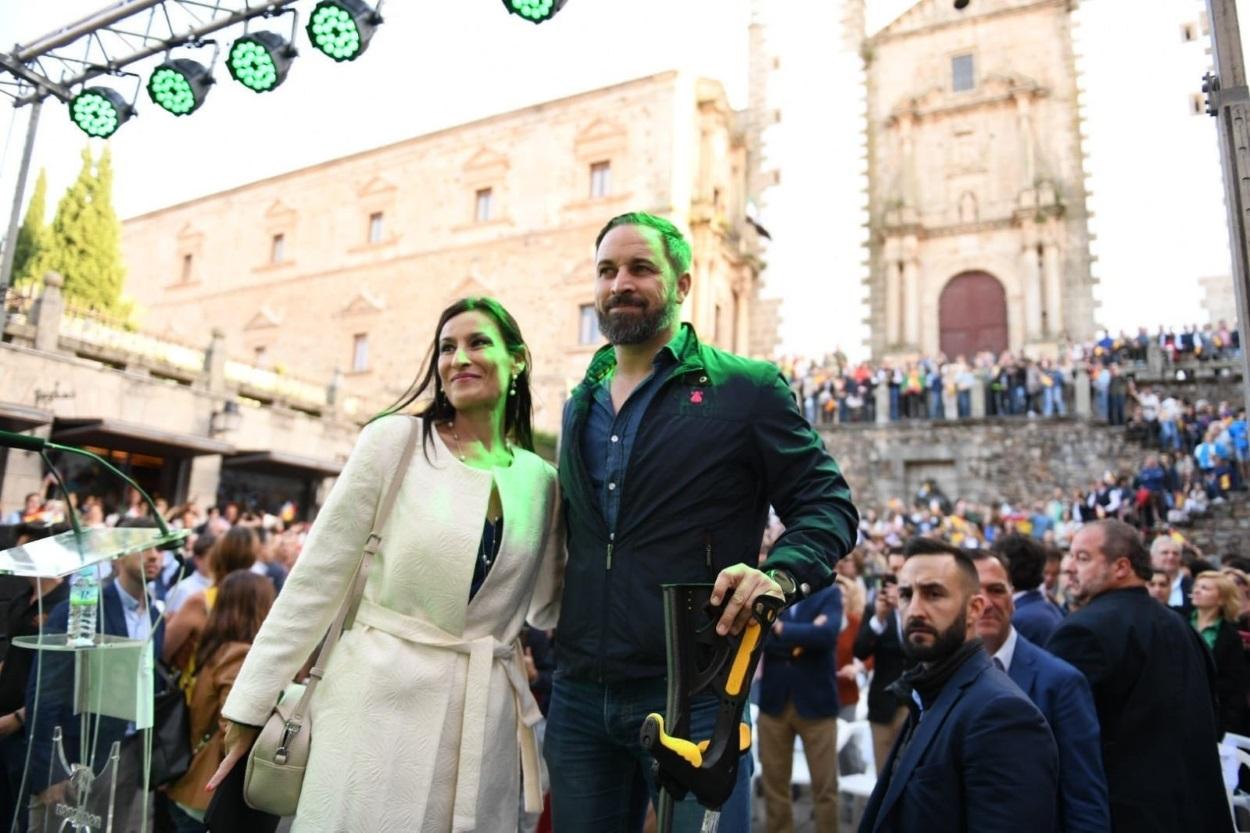 Magdalena Nevado junto a Santiago Abascal en un acto de Vox