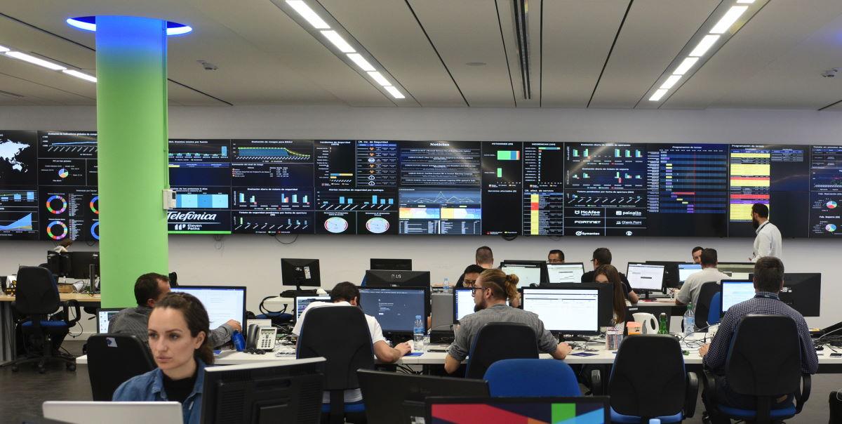 Imagen del centro de operaciones desde el que se controla la seguridad y atienden las incidencias de los grandes clientes de Telefónica