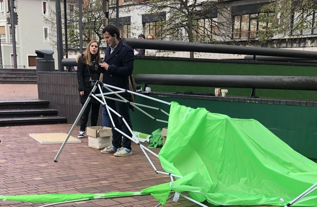 Foto de la mesa de información de Vox en Vizcaya después de una supuesta agresión a Nerea Alzola