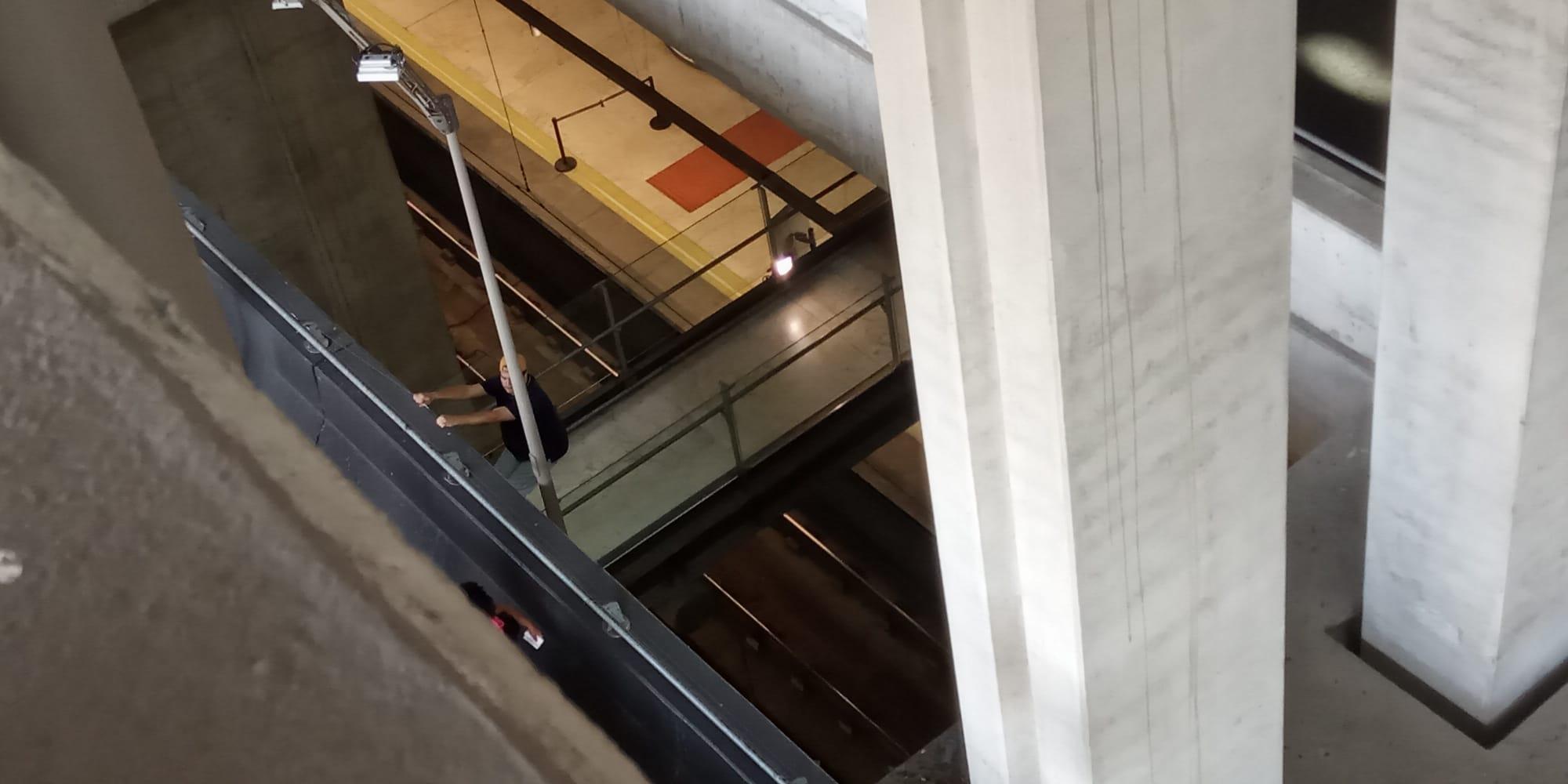 Un hombre amenaza con suicidarse en los andenes de Cercanías de la T4