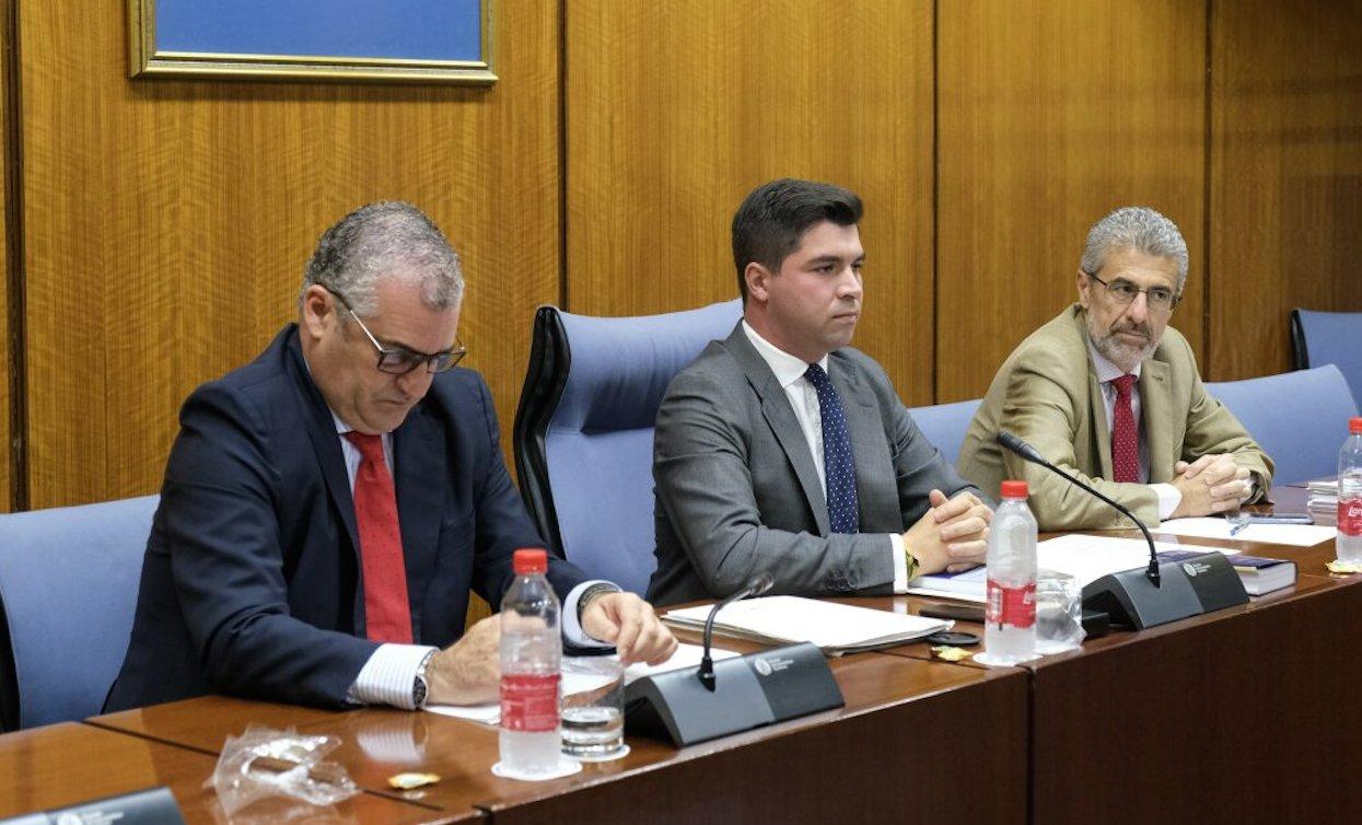 Javier Carnero (izquierda), junto al presidente de la comisión, Enrique Moreno, y el letrado de la misma.