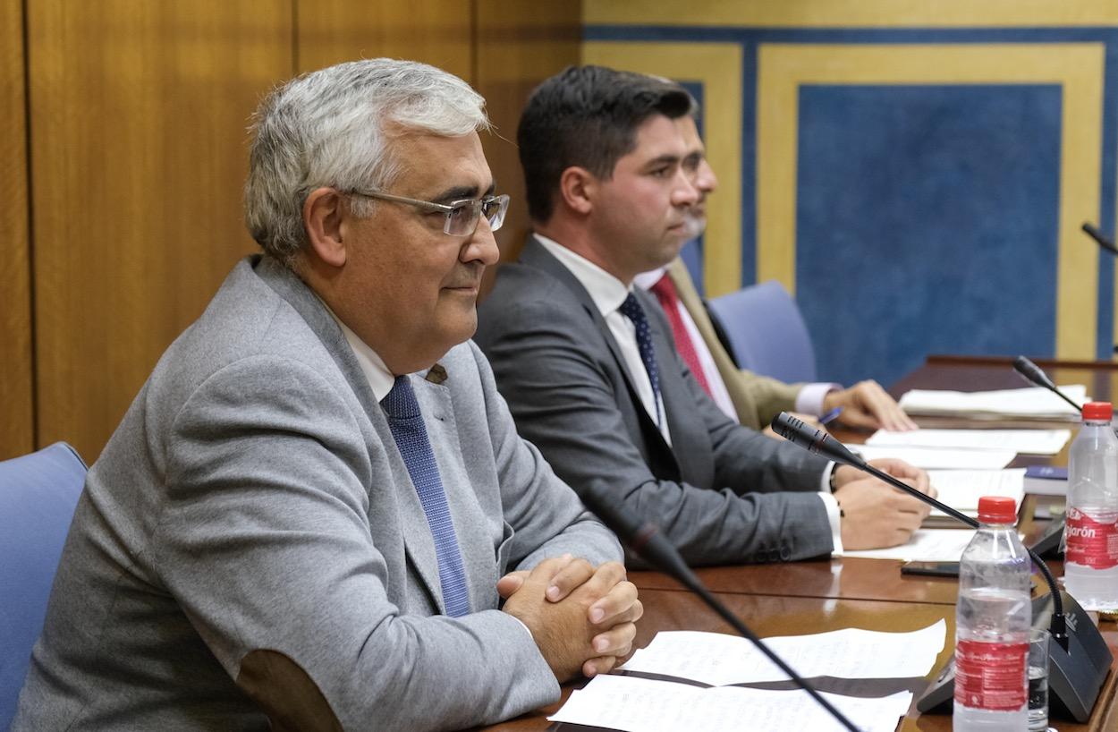 En primer plano, el exconsejero Arellano con gesto plácido. Junto a él, con gesto serio, el presidente de la comisión, Enrique Moreno.