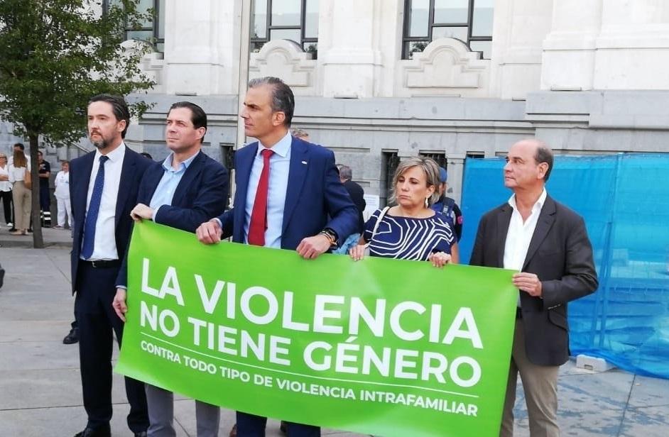Pancarta de Vox negando la Violencia de Género en el minuto de silencio de una víctima mortal de la violencia machista. EP