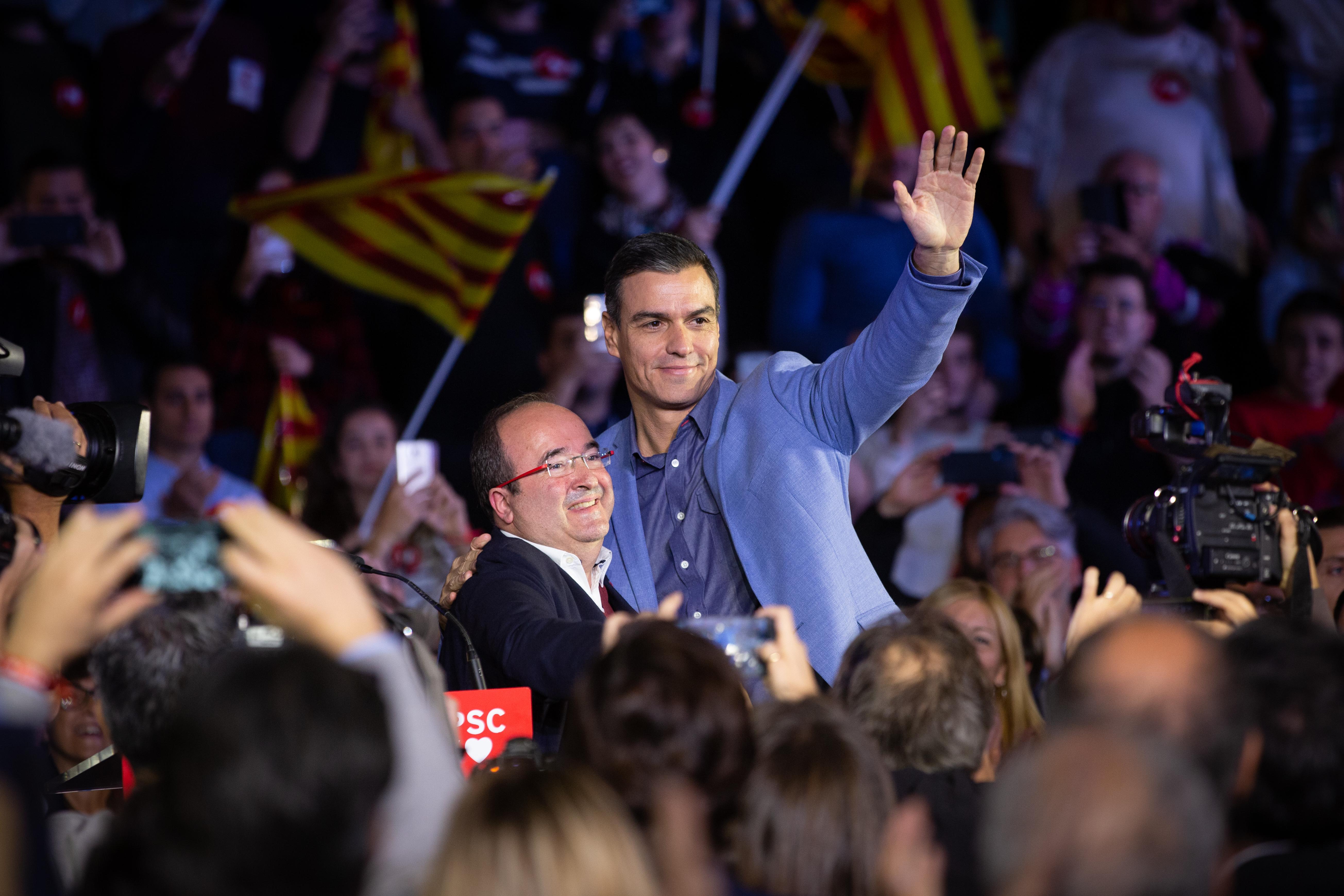 El presidente del Gobierno Pedro Sánchez (d) junto al portavoz del grupo socialista en el Parlament de Cataluña Miquel Iceta. EP