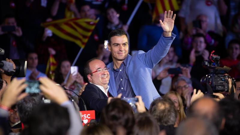El presidente del Gobierno Pedro Sánchez (d) junto al portavoz del grupo socialista en el Parlament de Cataluña Miquel Iceta. EP