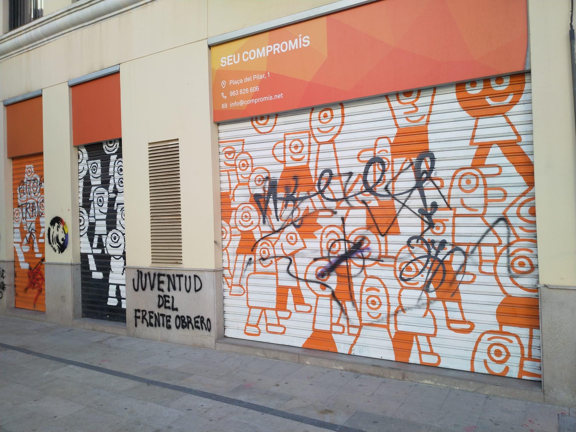 Pintadas de 'vendeobreros' la sede de Compromís. Fuente: EP.