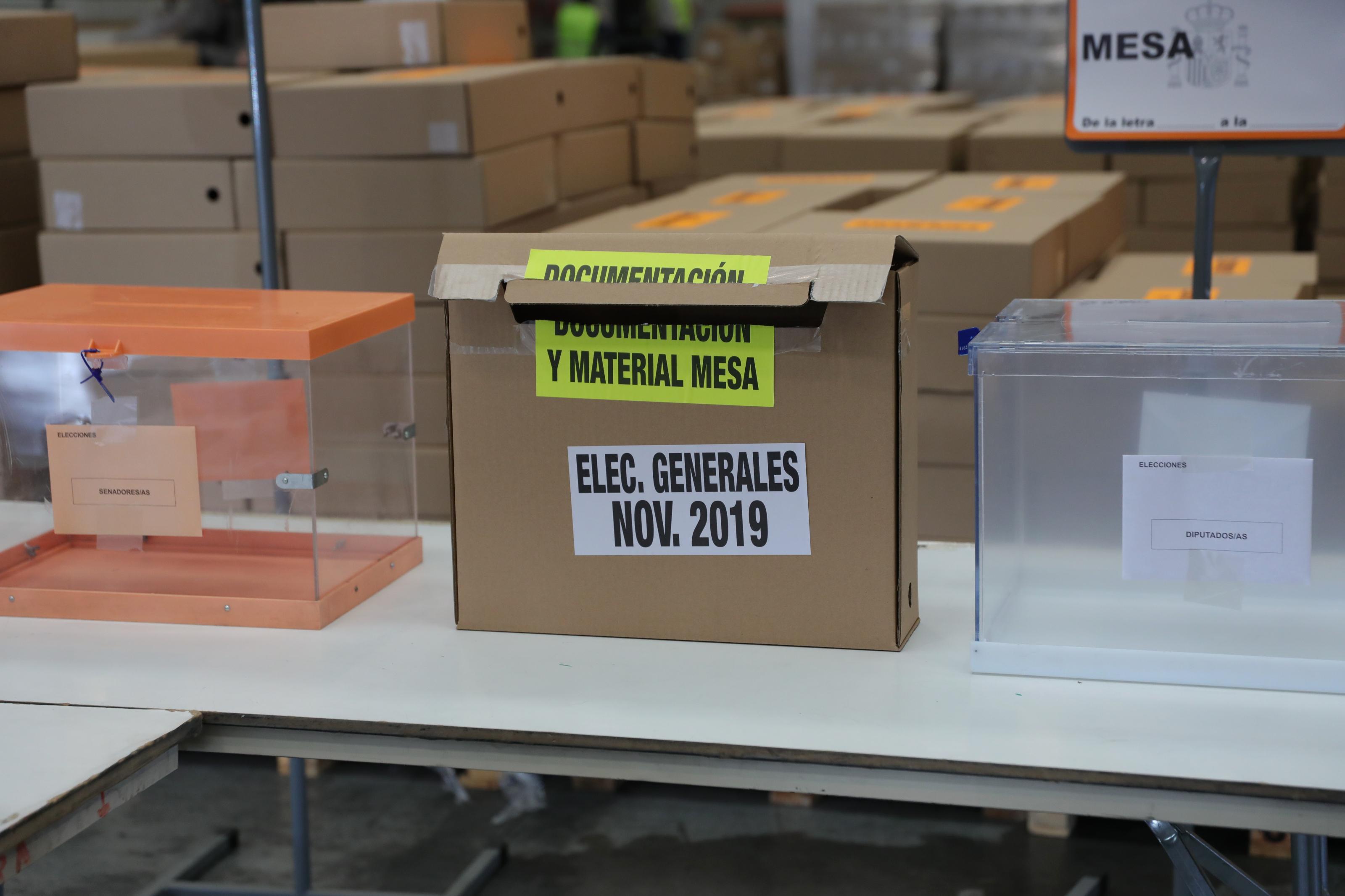 Urnas y cajas en el centro logístico de las próximas elecciones generales del 10N en Alcalá de Henares (Madrid) a 31 de octubre de 2019 