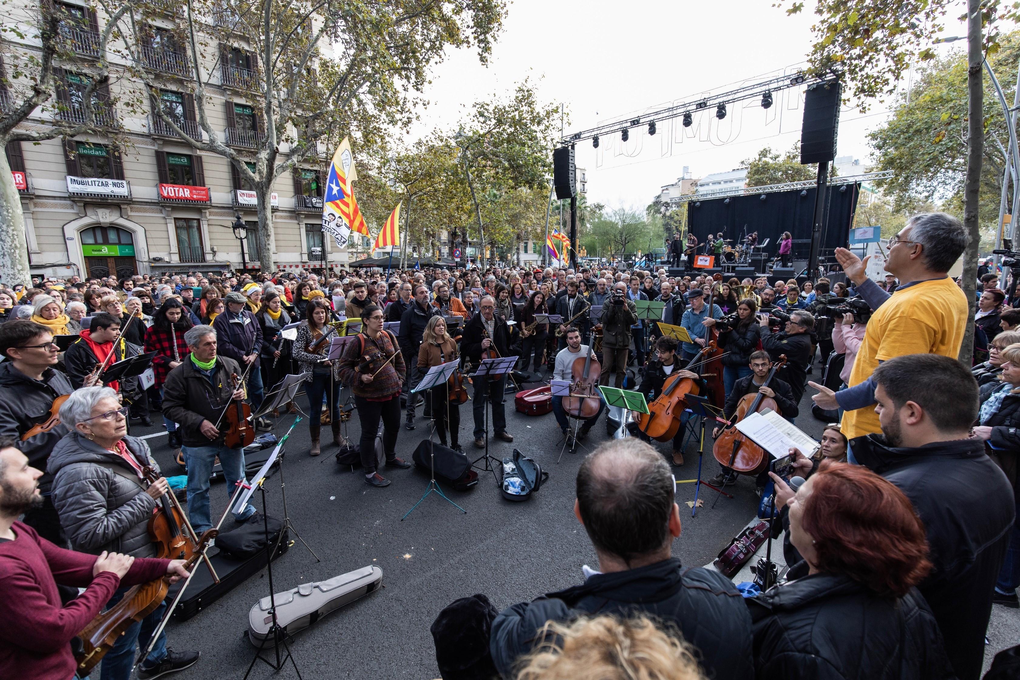 Músicos del colectivo Músics per la Llibertat que han acudido a la convocatoria de Tsunami Democràtic en Barcelona por la jornada de reflexión del 10N 