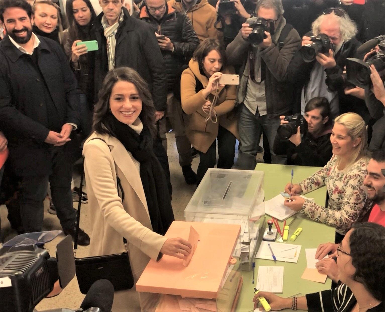 Votación de la candidata de Cs al Congreso por Barcelona Inés Arrimadas junto a su esposo Xavier Cima el día de las elecciones generales del 10 de noviembre de 2019. EP