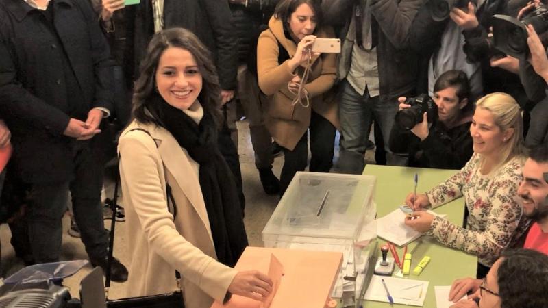 Votación de la candidata de Cs al Congreso por Barcelona Inés Arrimadas junto a su esposo Xavier Cima el día de las elecciones generales del 10 de noviembre de 2019. EP