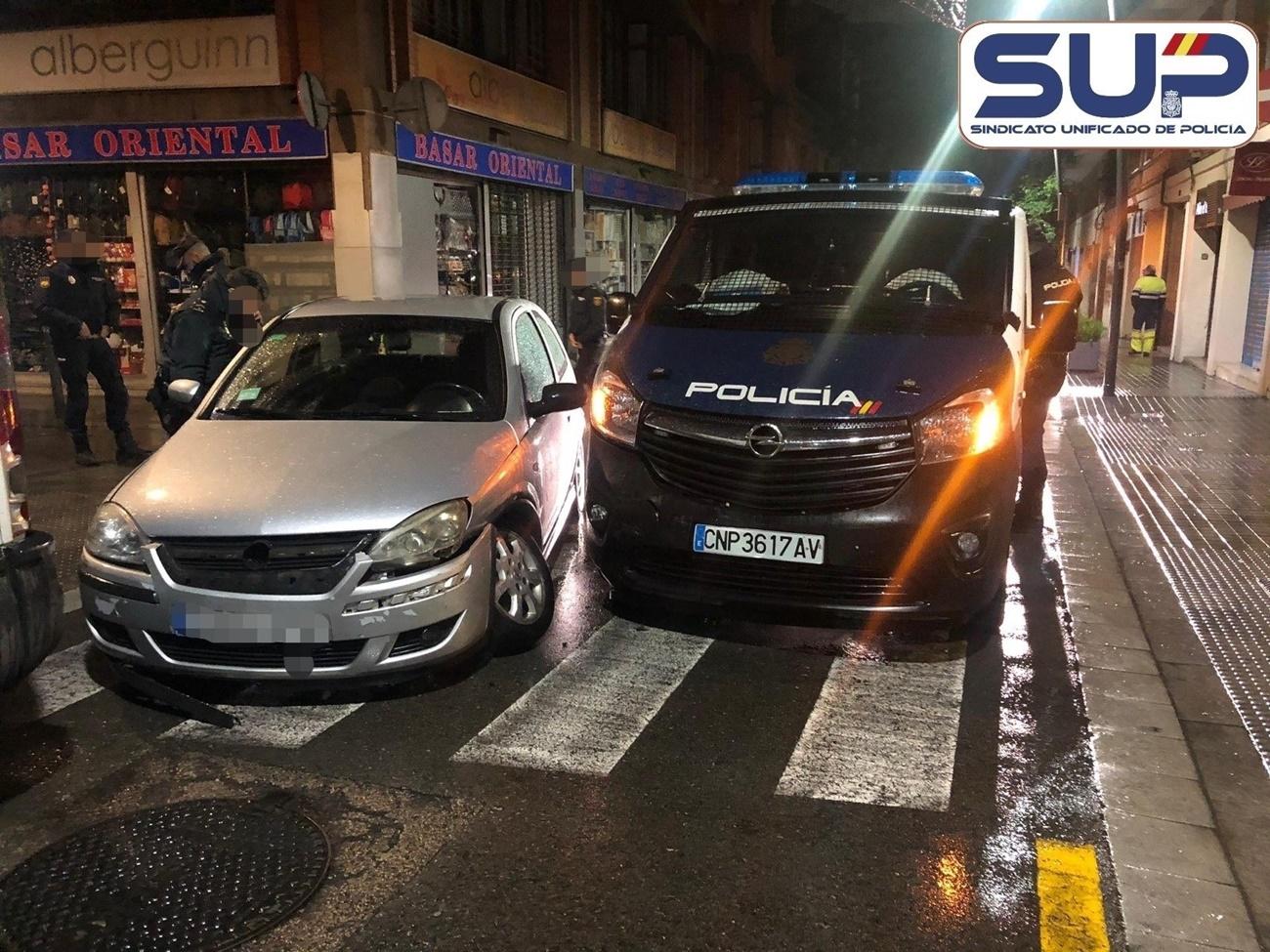 Accidente en Barcelona en el que han resultado heridos los agentes de la Comisaría de Policía Nacional de Santiago de Compostela. 
