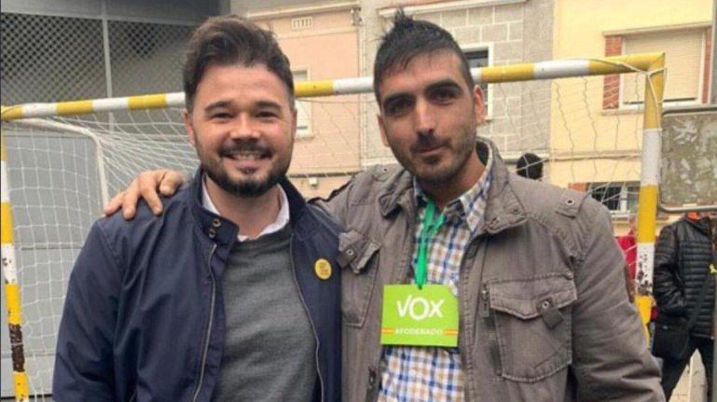 El candidato de ERC Gabriel Rufián junto a un apoderado de Vox. Twitter