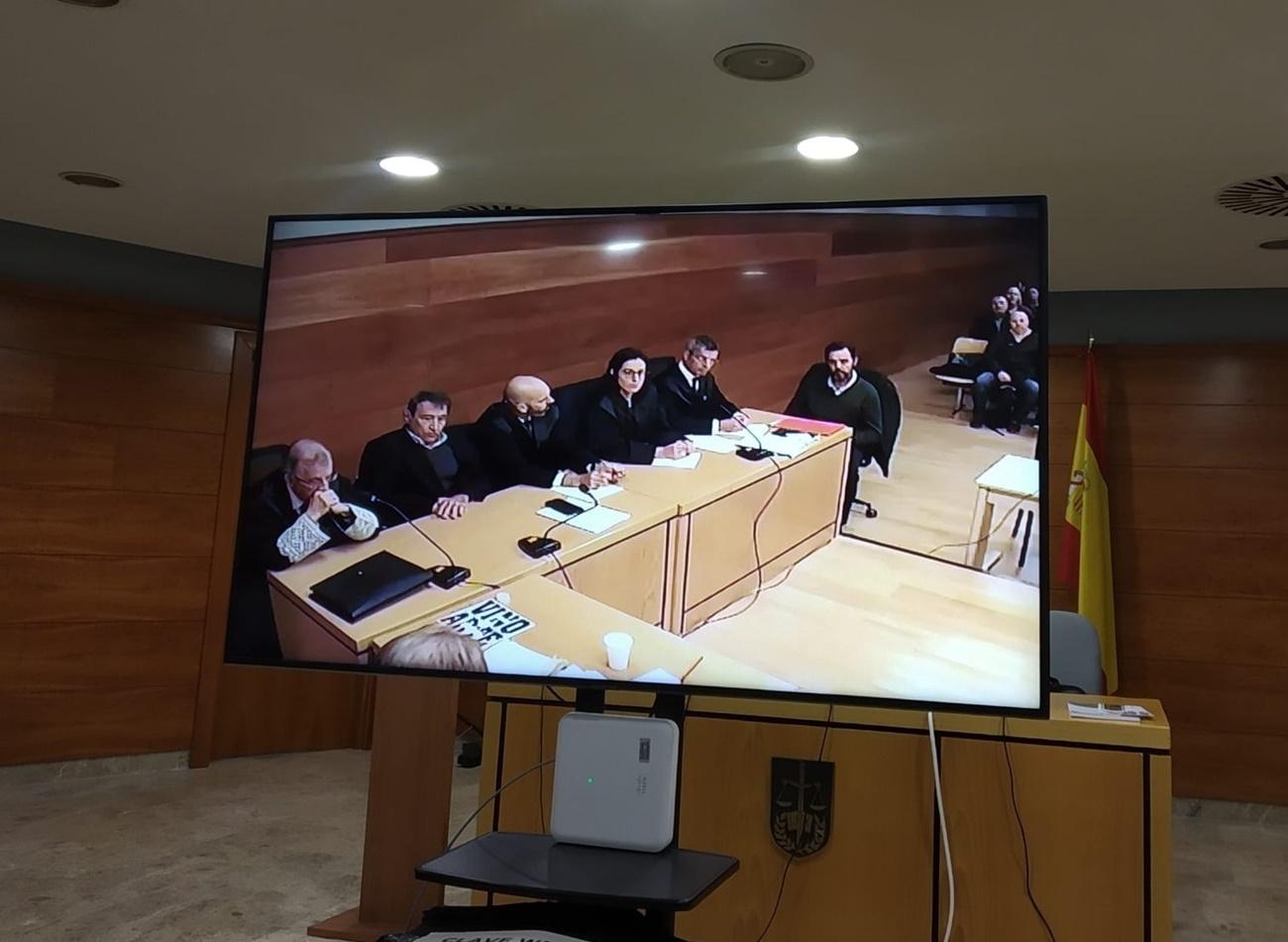 Miguel López sentado en la sala durante la lectura del veredicto