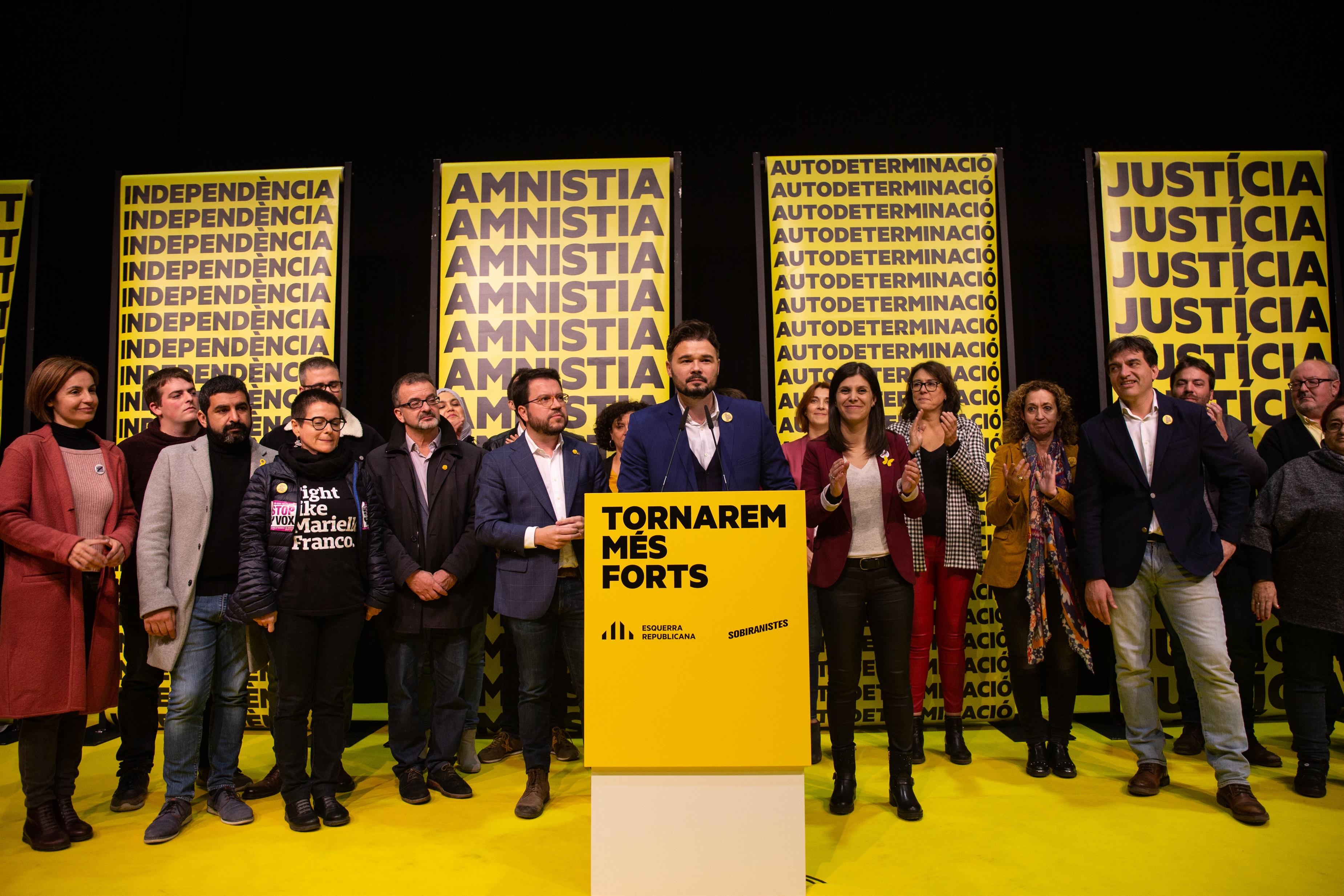 Gabriel Rufián celebra la victoria de ERC en Catalunya en las elecciones generales del 10 de noviembre de 2019 junto a la cúpula del partido