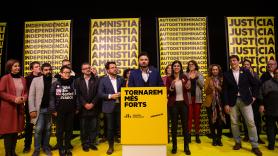 Gabriel Rufián celebra la victoria de ERC en Catalunya en las elecciones generales del 10 de noviembre de 2019 junto a la cúpula del partido